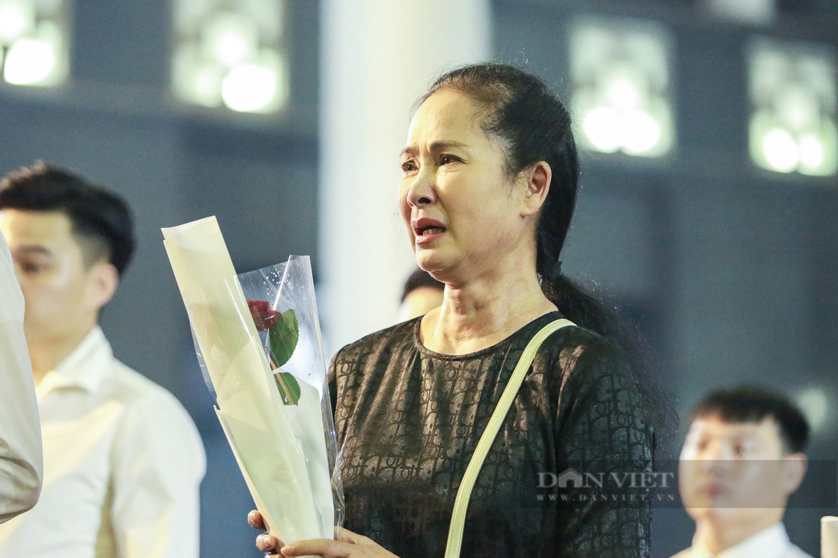 NSND Lan Hương đỏ hoe mắt trong suốt lễ tang.