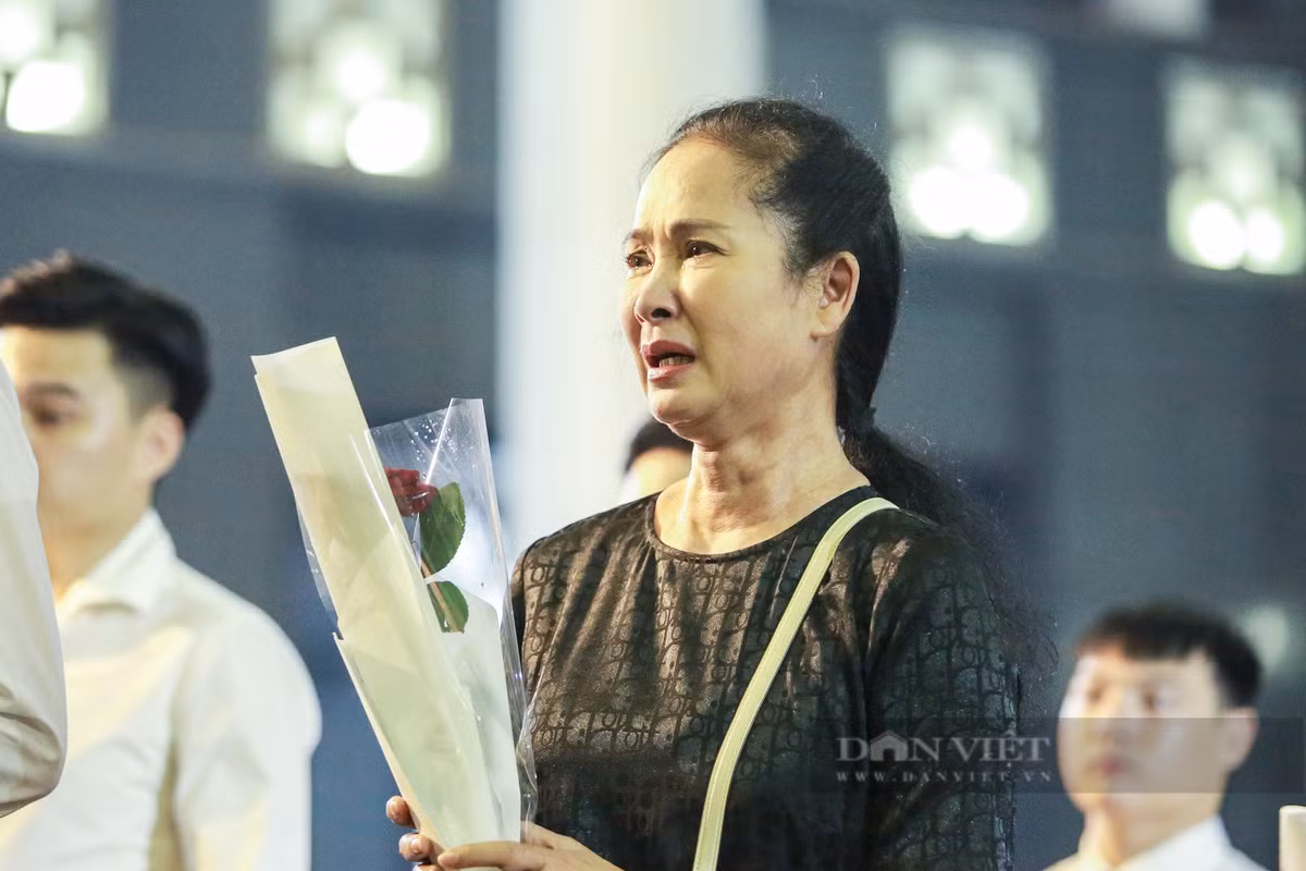 NSND Lan Hương đỏ hoe mắt trong suốt lễ tang.