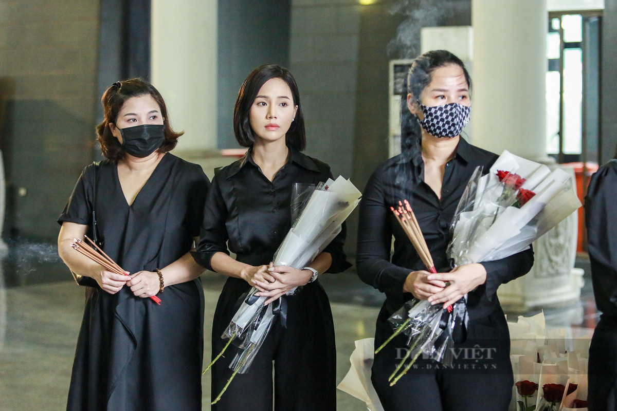 Các nghệ sĩ Nhà hát Kịch Việt Nam chuẩn bị hoa hồng cho những người tới viếng.