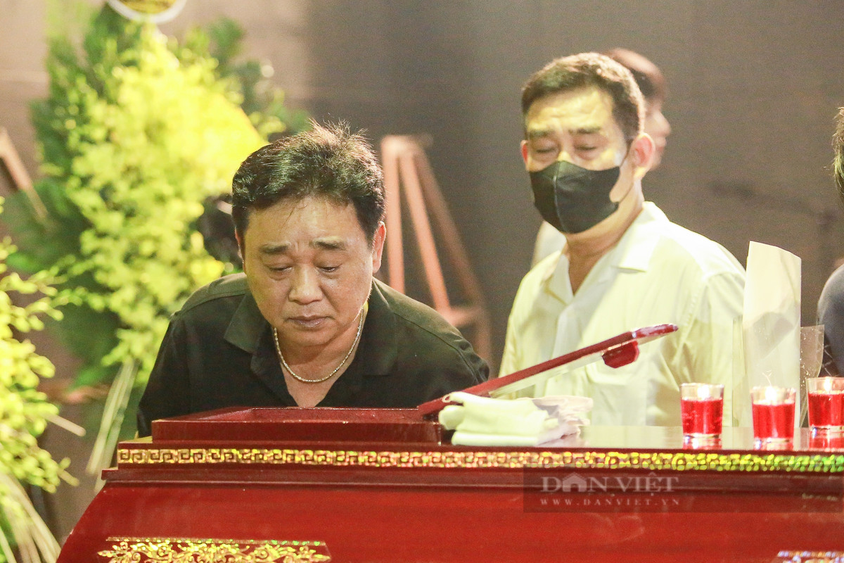 NSND Quốc Khánh, người nghệ sĩ gắn liền với vai diễn "Ngọc Hoàng" trên màn ảnh, lặng lẽ nhìn mặt người đồng nghiệp thân thiết lần cuối, không giấu nổi niềm xúc động trước sự ra đi quá sớm của NSƯT Bùi Phương Nga.