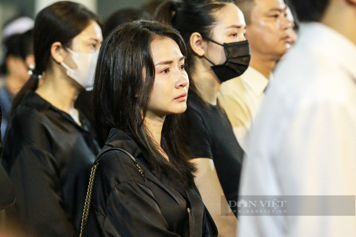 Các nghệ sĩ khóc ngất khi tạm biệt NSƯT Phương Nga lần cuối.