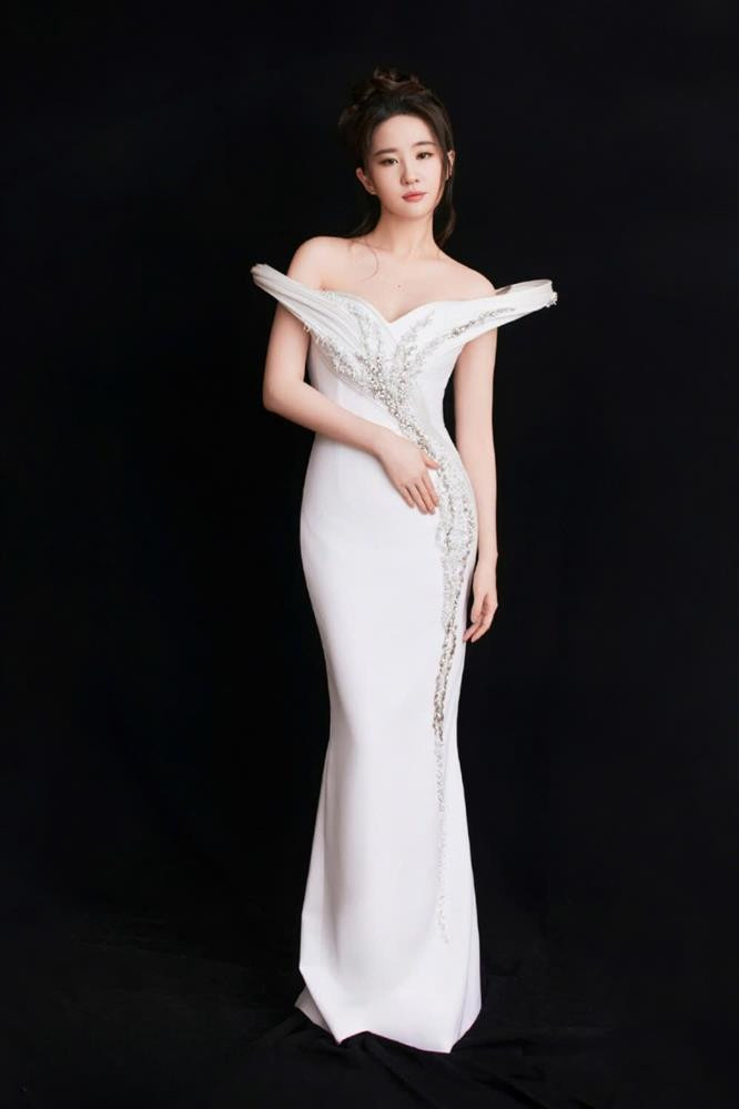 hậm chí, cô nàng còn có thái độ "thách thức" khi liên tục diện nhiều bộ cánh hở vai đến những sự kiện quan trọng của làng giải trí.