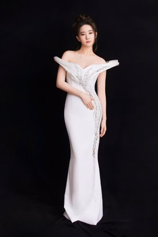 Thậm chí, cô nàng còn có thái độ "thách thức" khi liên tục diện nhiều bộ cánh hở vai đến những sự kiện quan trọng của làng giải trí.