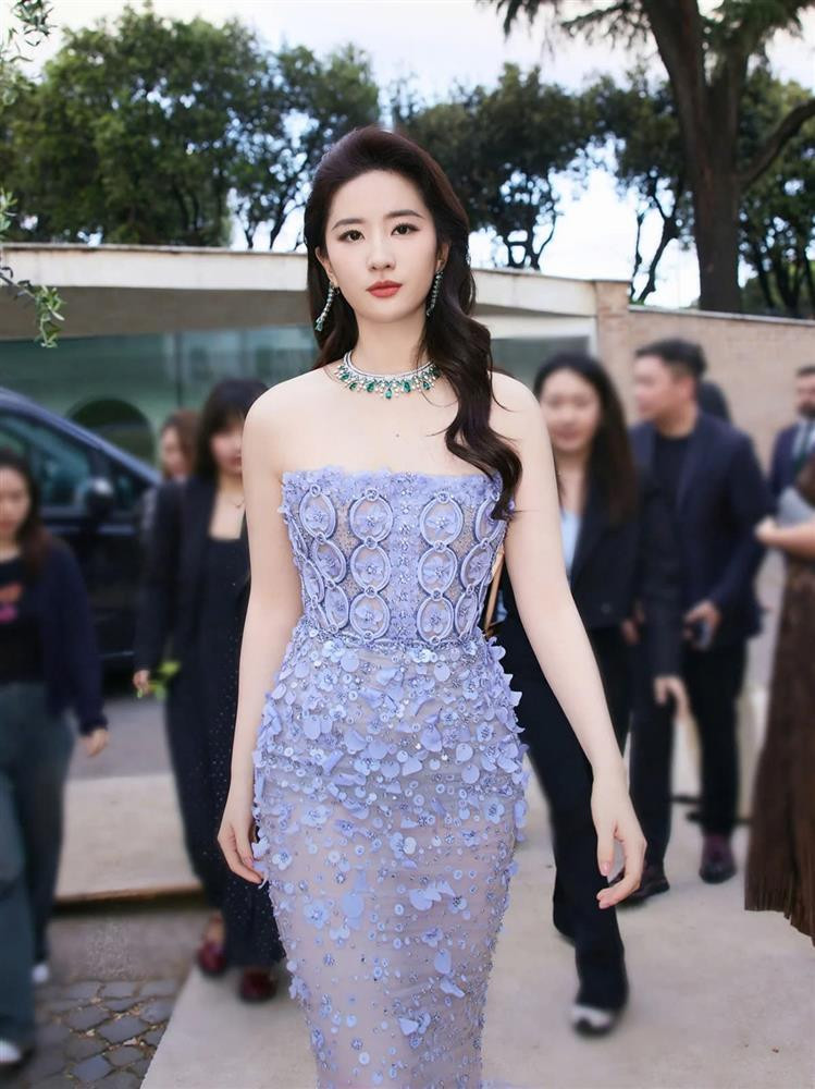 ưu Diệc Phi là một trong những sao xứ Trung hiếm hoi không theo đuổi hình tượng "mình hạt xương mai". Khí chất của nữ diễn viên Câu Chuyện Hoa Hồng là điều khó có thể thay thế, dù thế nào Lưu Diệc Phi vẫn có được tư thế riêng biệt.