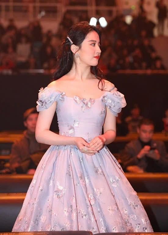 hông chỉ bỏ ngoài tai những lời chê trách rằng sao không tìm cách che bờ vai chưa đẹp, nữ diễn viên thoải mái với thân hình có da có thịt của mình, vẫn vui vẻ khi đứng cạnh những đồng nghiệp nhỏ nhắn hơn khá nhiều.