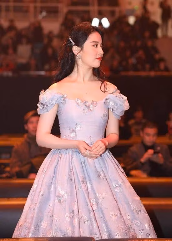 Không chỉ bỏ ngoài tai những lời chê trách rằng sao không tìm cách che bờ vai chưa đẹp, nữ diễn viên thoải mái với thân hình có da có thịt của mình, vẫn vui vẻ khi đứng cạnh những đồng nghiệp nhỏ nhắn hơn khá nhiều.