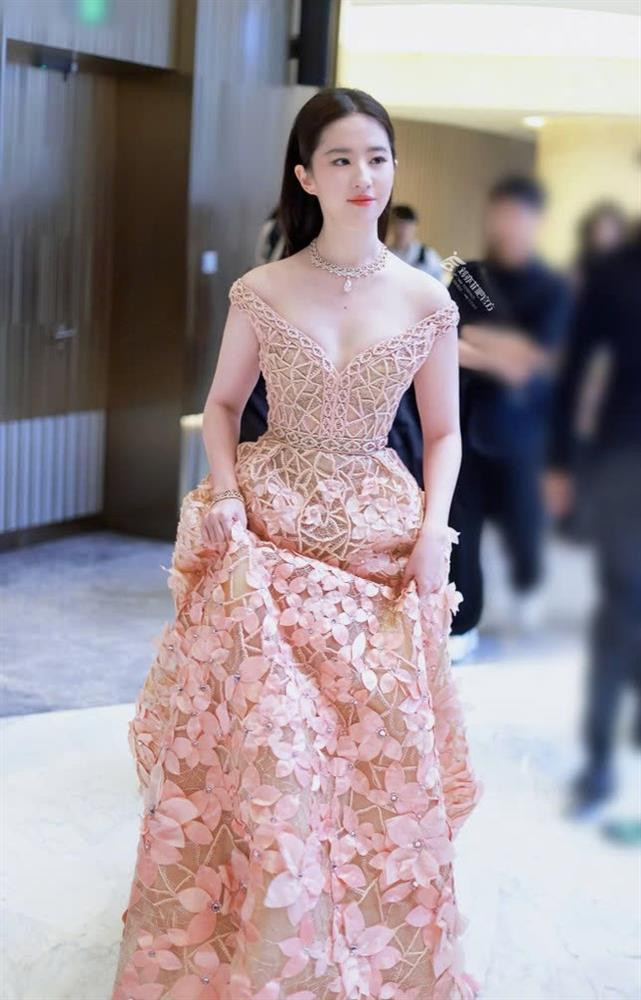 rong lễ trao giải Bạch Ngọc Lan mới diễn ra, Lưu Diệc Phi xuất hiện lộng lẫy trong bộ váy đính kết hàng trăm bông hoa đầy cầu kỳ. Nhan sắc của thần tiên tỷ tỷ cũng không làm khán giả thất vọng, nhưng netizen vẫn cho rằng giá như Lưu Diệc Phi chọn một thiết kế khác thì tuyệt hơn nhiều.