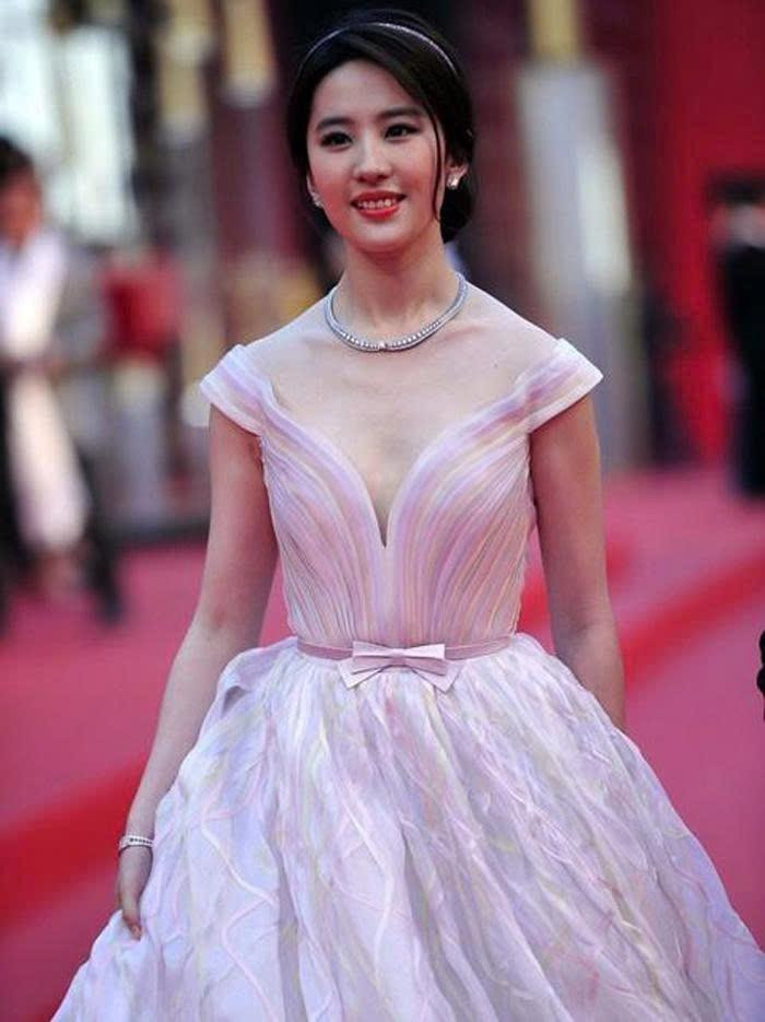 hiếc váy hồng trễ vai này từng khiến cộng đồng mạng xôn xao bởi nó khiến Lưu Diệc Phi trông rất "lạ kì".