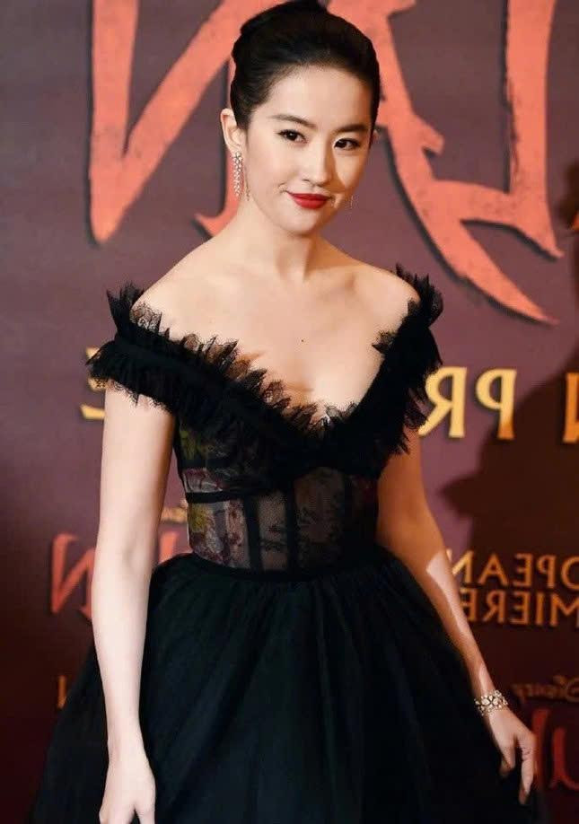 ##ss###style="text-decoration: underline;">Nàng Hoàng Diệc Mai của "Câu chuyện Hoa Hồng" hẳn phải rất đam mê những bộ váy hở vai, nên nhất định chỉ mặc các thiết kế này để dự sự kiện hay lễ trao giải. Cho dù cô đã nhiều lần bị cho là chọn sai trang phục thì Lưu Diệc Phi vẫn tự tin mặc những gì cô thích.