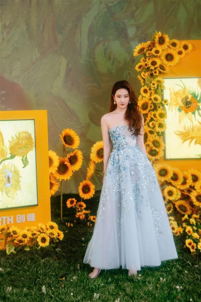 ừ trước đến nay, bờ vai của Lưu Diệc Phi được đánh giá là vai xuôi, đầy đặn không thích hợp để diện những trang phục có hở vai vì dễ tạo cảm giác tròn trịa, thiếu cân đối. Song, nữ diễn viên sinh năm 1987 chưa từng để tâm đến lời dư luận.