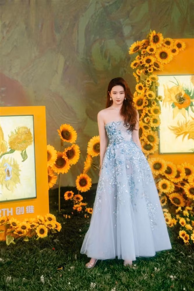 Từ trước đến nay, bờ vai của Lưu Diệc Phi được đánh giá là vai xuôi, đầy đặn không thích hợp để diện những trang phục có hở vai vì dễ tạo cảm giác tròn trịa, thiếu cân đối. Song, nữ diễn viên sinh năm 1987 chưa từng để tâm đến lời dư luận.