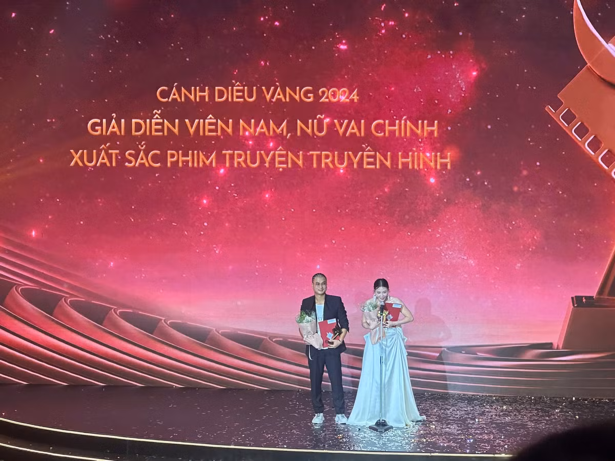 Diễn viên Thanh Hương và Duy Hưng trong khoảnh khắc nhận giải Nam/Nữ diễn viên chính xuất sắc phim truyện truyền hình. Một số giải thưởng quan trọng khác tại Cánh diều 2024 lĩnh vực truyền hình gồm Phim xuất sắc (Gặp em ngày nắng), Diễn viên triển vọng (Trung Kiên trong Cuộc chiến không giới tuyến), Diễn viên phụ xuất sắc (NSƯT Thanh Quý và Tô Dũng trong Cuộc đời vẫn đẹp sao)...