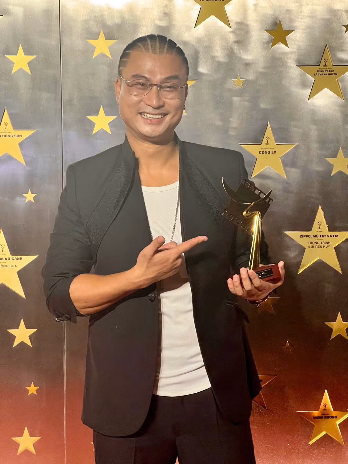Nhờ vai diễn Trí gai góc trong Người một nhà, Duy Hưng giành giải thưởng Nam diễn viên chính xuất sắc phim truyện truyền hình.
