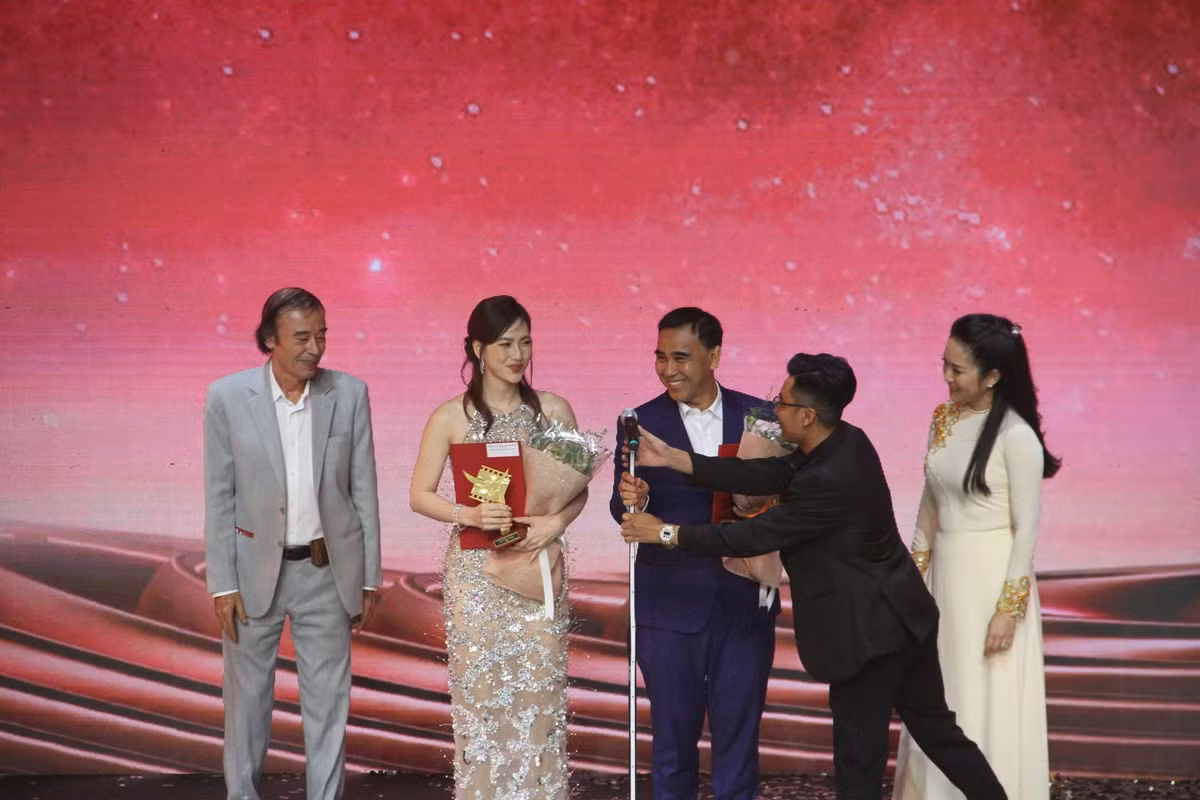 Bên cạnh Mai, phim Hai Muối giành nhiều giải thưởng như Phim truyện điện ảnh đầu tay xuất sắc, Nam chính phim điện ảnh xuất sắc (NSƯT Quyền Linh), Nữ diễn viên phụ xuất sắc (NSND Hồng Vân). Khoảnh khắc nhận cúp vinh danh, MC Quyền Linh nói anh cảm thấy hạnh phúc sau 20 năm vắng bóng khỏi màn ảnh rộng.