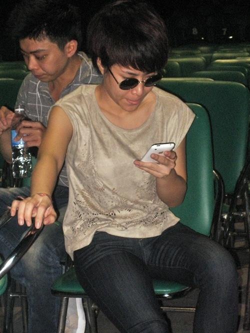 Nữ ca sĩ thường mặc quá đơn giản, sự kết hợp trang phục không ăn ý. Cũng có khi Uyên Linh mặc rườm rà, rối ren. Màu sắc trang phục nữ ca sĩ chọn khá đơn điệu.