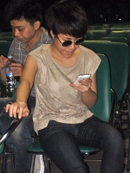 Nữ ca sĩ thường mặc quá đơn giản, sự kết hợp trang phục không ăn ý. Cũng có khi Uyên Linh mặc rườm rà, rối ren. Màu sắc trang phục nữ ca sĩ chọn khá đơn điệu.