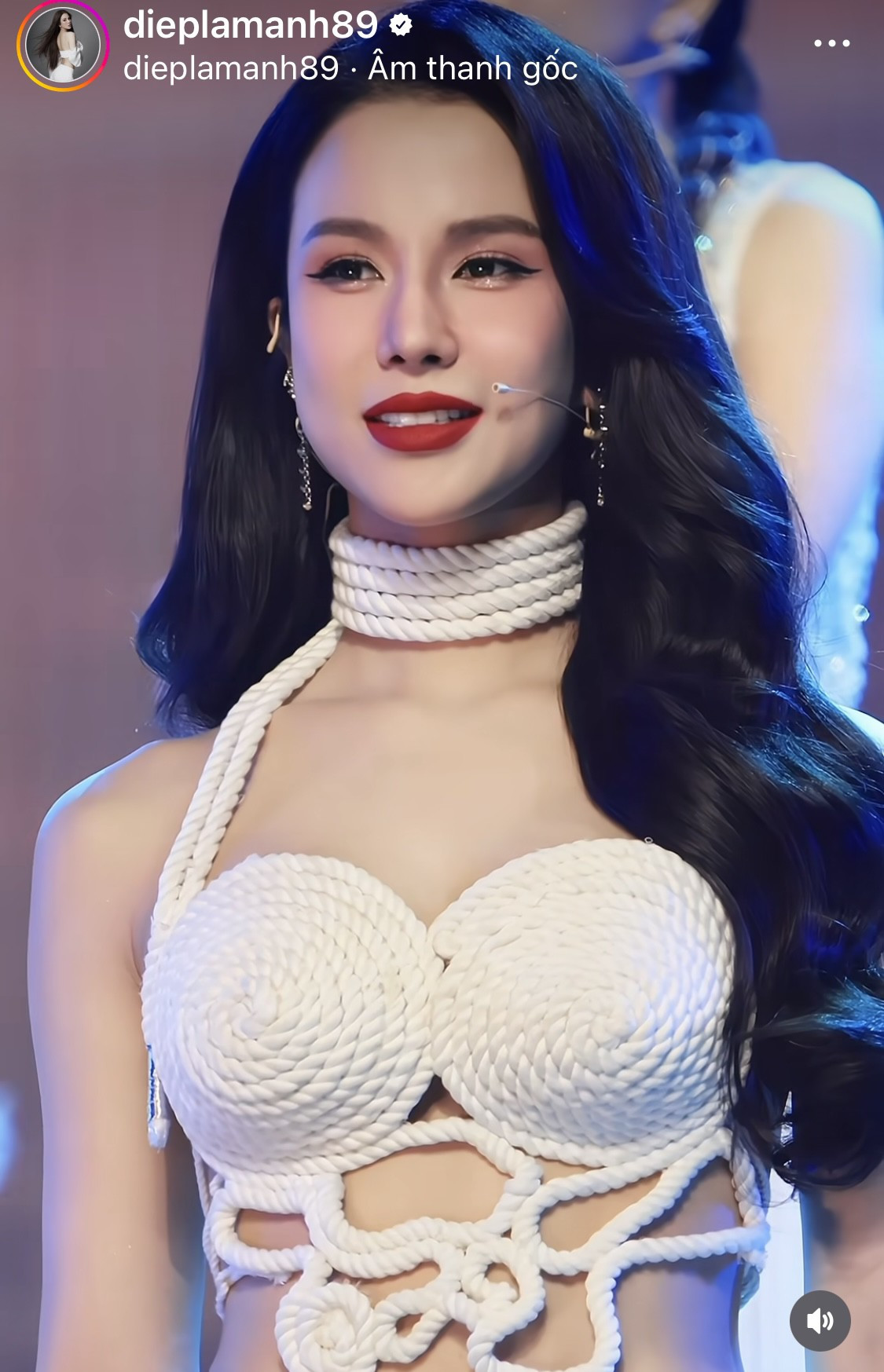 Qua mỗi tiết mục trình diễn, Diệp Lâm Anh biết cách làm nổi bật lợi thế của bản thân trên sân khấu.