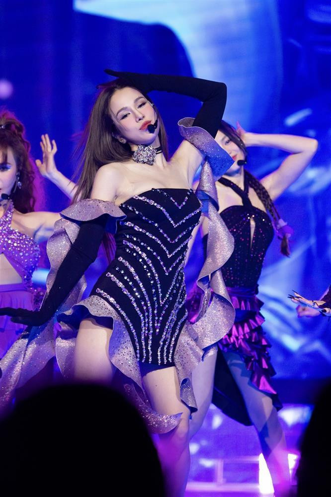 Với những màn trình diễn có phần vũ đạo nhanh, mạnh, Diệp Lâm Anh thường diện trang phục ôm sát, gọn gàng để thuận tiện cho việc di chuyển chẳng hạn như đầm sequin đính kết tỉ mỉ kèm chi tiết lông vũ hay bộ váy quây đính đá tông màu đen - tím, cùng chi tiết bèo nhún ở găng tay, nhấn nhá thêm vòng choker giúp Diệp Lâm Anh khoe trọn vóc dáng gợi cảm, săn chắc. Trong tiết mục MASHUP "Đóa Hoa Hồng &amp; Cánh Hồng Phai", người đẹp thu hút trọn ánh nhìn khi diện bộ jumpsuit ngắn phối ren hoạ tiết màu đen.