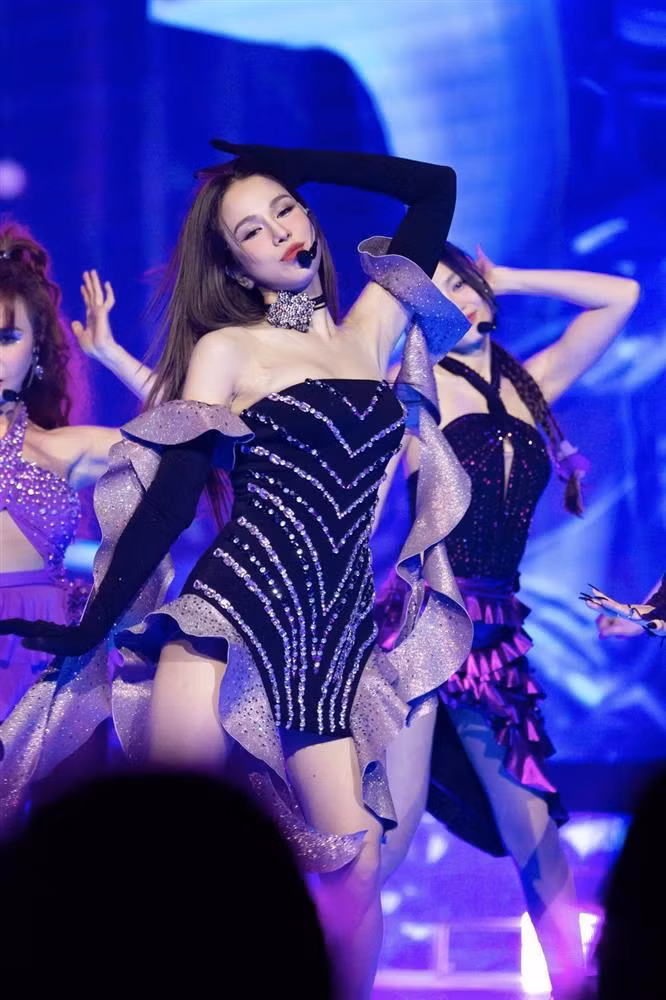 Với những màn trình diễn có phần vũ đạo nhanh, mạnh, Diệp Lâm Anh thường diện trang phục ôm sát, gọn gàng để thuận tiện cho việc di chuyển chẳng hạn như đầm sequin đính kết tỉ mỉ kèm chi tiết lông vũ hay bộ váy quây đính đá tông màu đen - tím, cùng chi tiết bèo nhún ở găng tay, nhấn nhá thêm vòng choker giúp Diệp Lâm Anh khoe trọn vóc dáng gợi cảm, săn chắc. Trong tiết mục MASHUP "Đóa Hoa Hồng &amp; Cánh Hồng Phai", người đẹp thu hút trọn ánh nhìn khi diện bộ jumpsuit ngắn phối ren hoạ tiết màu đen.