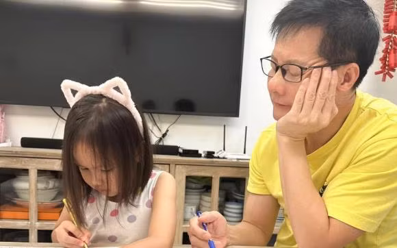 Chong Phan Nhu Thao sau vu bi to thieu tien cap duong nuoi con-Hinh-3