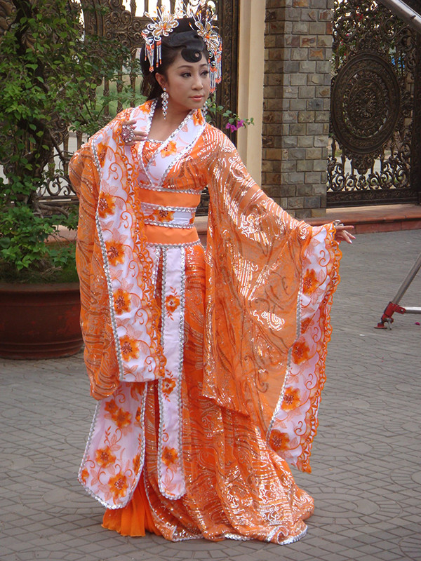 Thoại Mỹ nổi tiếng với các vở như Sóng ngầm, Ảo ảnh..