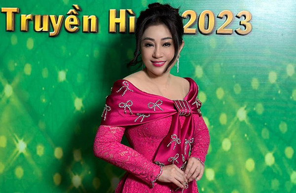 Một đời nổi danh với nghệ thuật nhưng cuộc sống riêng của NSƯT Thoại Mỹ nhiều lận đận. Nữ nghệ sĩ từng có đám cưới rình rang với chồng cũ nhưng cuối cùng lại đổ vỡ. Sau đó, chị trải qua 2 lần đính hôn vẫn không nên duyên vợ chồng. Vài năm qua, chị may mắn tìm được hạnh phúc với bạn trai Việt kiều.