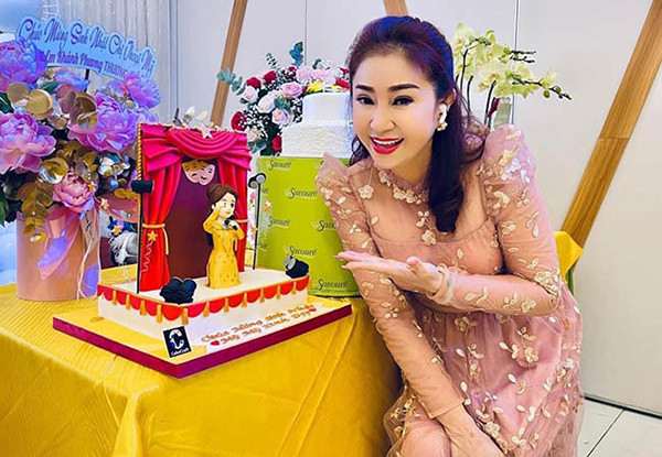 “Ở tuổi nào người ta cũng mong mình được hạnh phúc. Tôi thích mỗi ngày thức dậy được nhìn mình tươi tỉnh, tâm hồn trẻ trung. Giờ tôi biết tận hưởng cuộc sống hơn, thay vì chỉ khép mình sau những giông tố cuộc đời”, Thoại Mỹ chia sẻ. Từng trải lòng việc hối tiếc vì không thể có con, nữ NSƯT giờ đây không còn quá buồn hay tủi thân. Chị thừa nhận hoàn cảnh không cho phép để suy nghĩ nhiều hơn về chuyện này. Trái lại, niềm vui từ bè bạn, những người cháu dù nhỏ nhoi nhưng khiến chị ấm lòng và thấy cuộc đời thêm ý nghĩa.