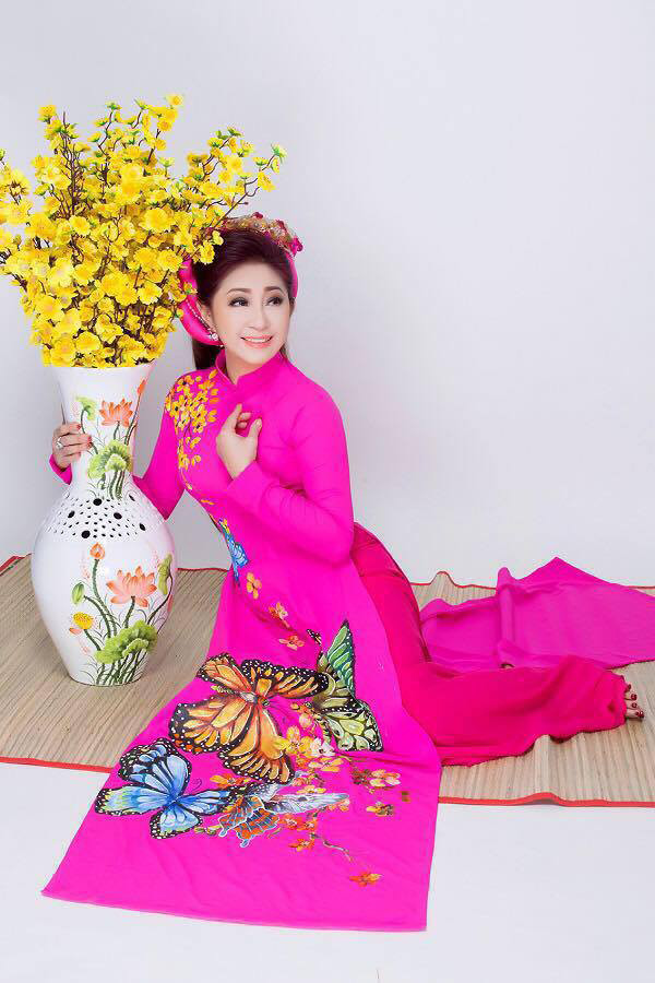 Mới đây, nghệ sĩ Thoại Mỹ đã chính thức trở về Việt Nam sau thời gian dài điều trị bệnh. Trong hình ảnh được cô cập nhật mới nhất, nữ nghệ sĩ trông khỏe khoắn, thần sắc tươi tỉnh. Được biết, sức khỏe hiện tại của cô khá tốt và nữ nghệ sĩ đã bắt đầu nhận những show diễn mới.