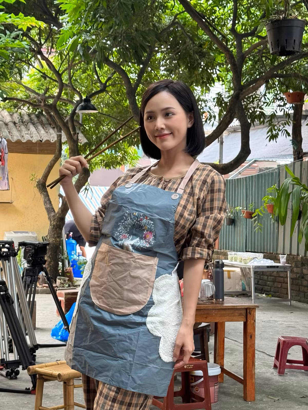 Trong phim, Minh Thu vai Đào đã lấy chồng nhưng cuộc sống khá vất vả, vẫn ở trọ và mở tiệm gội đầu.