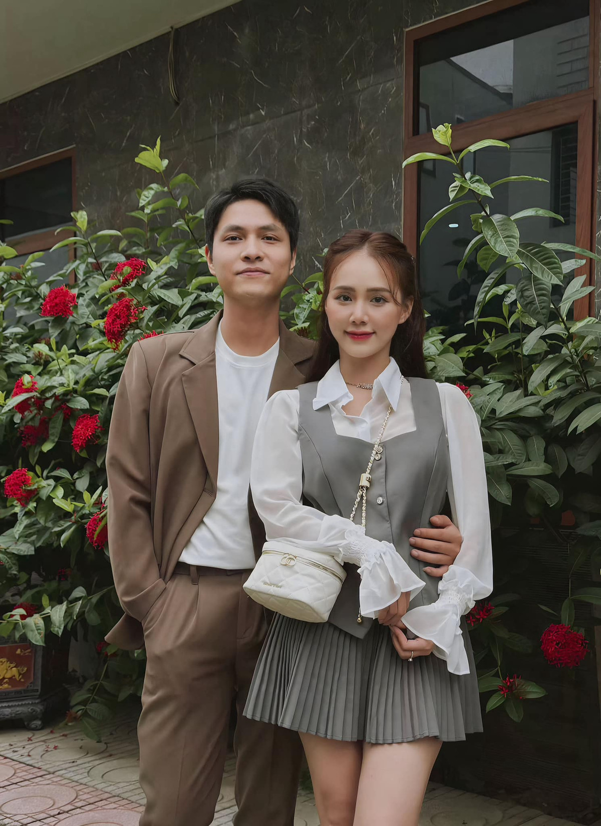 Diễn xuất của Minh Thu càng được chú ý ở phim mới, bởi hai bộ phim gần nhất cô tham gia là "Lỡ hẹn với ngày xanh" và "Nơi giấc mơ tìm về" không nhận được nhiều phản hồi tích cực.