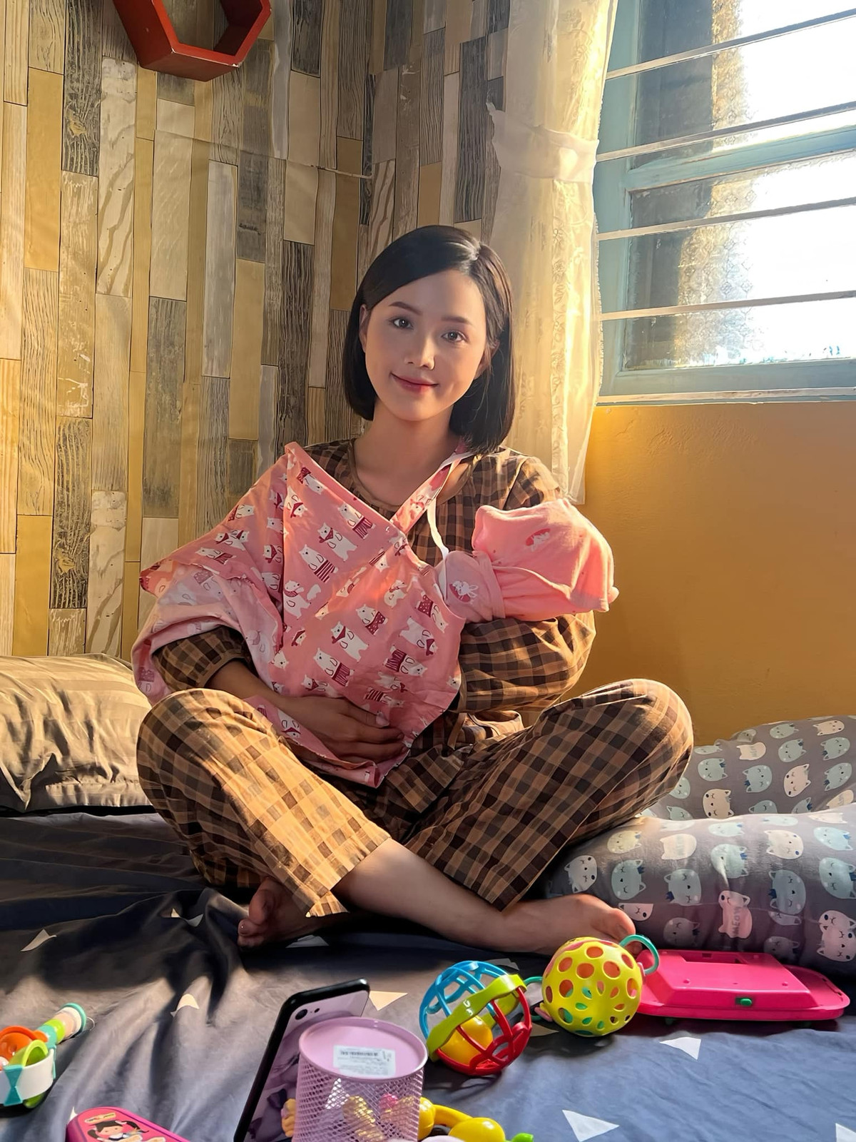 Vì thế, hình ảnh trên phim của Minh Thu khá xuề xòa, chuẩn style "nội trợ".