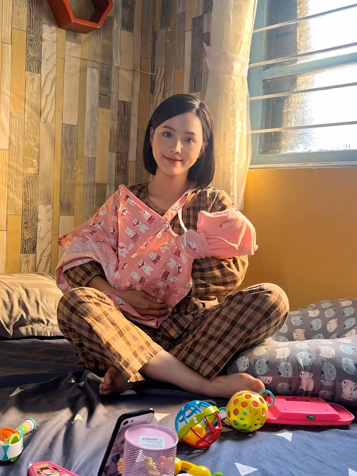 Vì thế, hình ảnh trên phim của Minh Thu khá xuề xòa, chuẩn style "nội trợ".