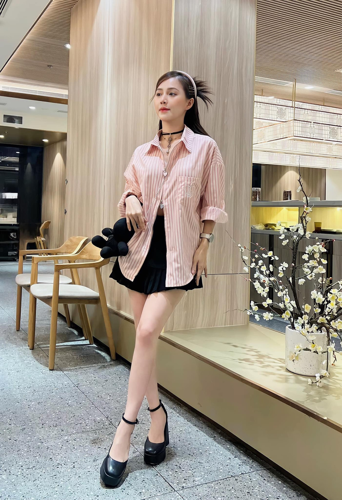 Con trai của cô hơn 5 tuổi, có tên thân mật là Voi. Cô và bố của Voi chia tay văn minh.