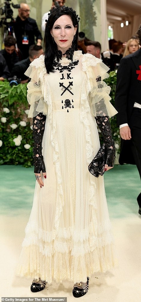 Nhà văn Mỹ Jill Kargman chọn trang phục ren khó hiểu và lôi thôi khiến cô trông giống như nhân vật trong Cô dâu xác chết.