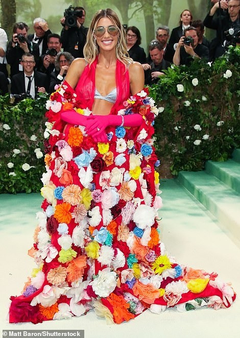 Nữ diễn viên và người có ảnh hưởng Jessica Serfaty đáp ứng được quy định về trang phục khi biến mình thành vườn hoa di động. Tuy nhiên, tổng thể trông rối mắt, kệch cỡm và không có chút nào sang trọng hay cao cấp.