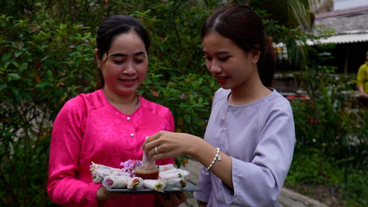 Dù chỉ là món gỏi cuốn đơn sơ kết hợp hài hòa các loại cây, hoa có sẵn ở xứ rừng, nhưng gỏi cuốn hoa mua đã chinh phục được rất nhiều thực khách trong dịp Festival tôm được tổ chức tại TP. Cà Mau vừa qua.