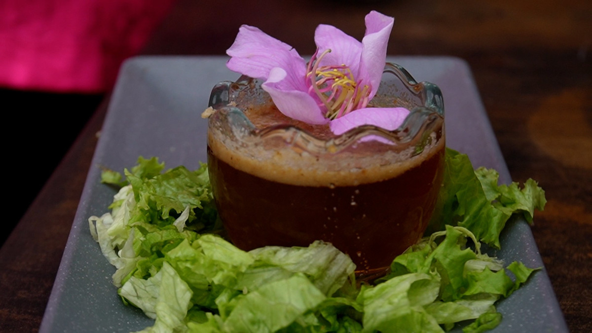 Món nước chấm được làm từ trái hoa mua lên men kết hợp với mật ong rừng. Tất cả tạo cho người ăn một cảm giác thơm ngon khó tả.