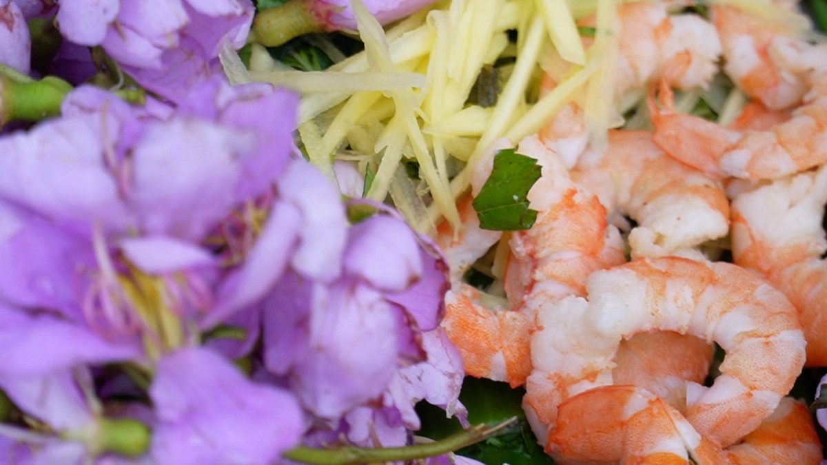 Chị Ngô Huỳnh Trang (ngụ xã Trần Hợi, huyện Trần Văn Thời, Cà Mau) cho biết thành phần của gỏi cuốn gồm hoa mua, đọt choại, tôm, bánh phồng tôm luộc để thay cho bún… Tất cả đều là các sản vật đặc trưng của vùng đất U Minh Hạ.