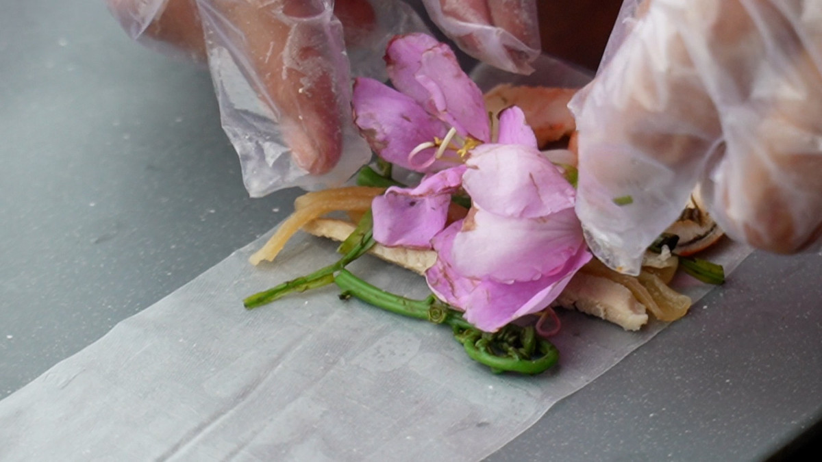 Khi làm gỏi cuốn, hoa mua chỉ cần rửa sạch, còn đọt choại phải luộc chín kết hợp với tôm, thịt và đặc biệt là trong gỏi cuốn phải có thêm bánh phồng tôm luộc để giữ được nguyên hương vị.