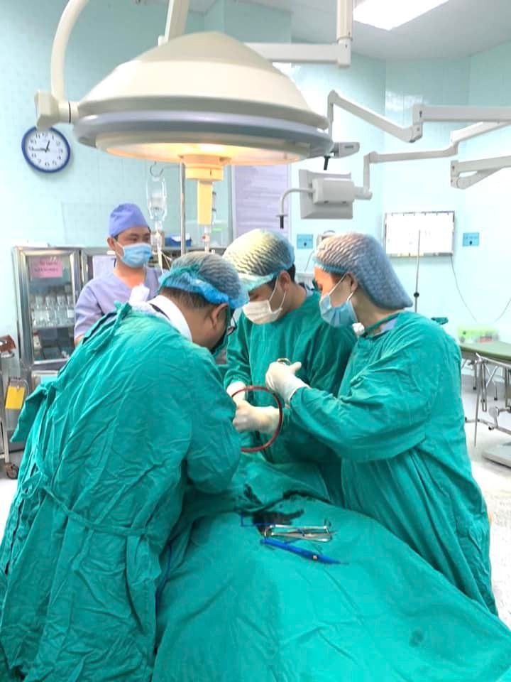 Chau be bi vo lach vi nga vao chau hoa