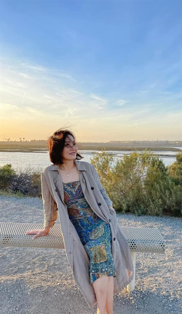 au khi ly hôn nếu như Quang Minh về nước sống và làm việc thì Hồng Đào vẫn ở Mỹ cùng các con. Nữ nghệ sĩ hoạt động ở cả showbiz hải ngoại lẫn trong nước và giành được nhiều thành công.