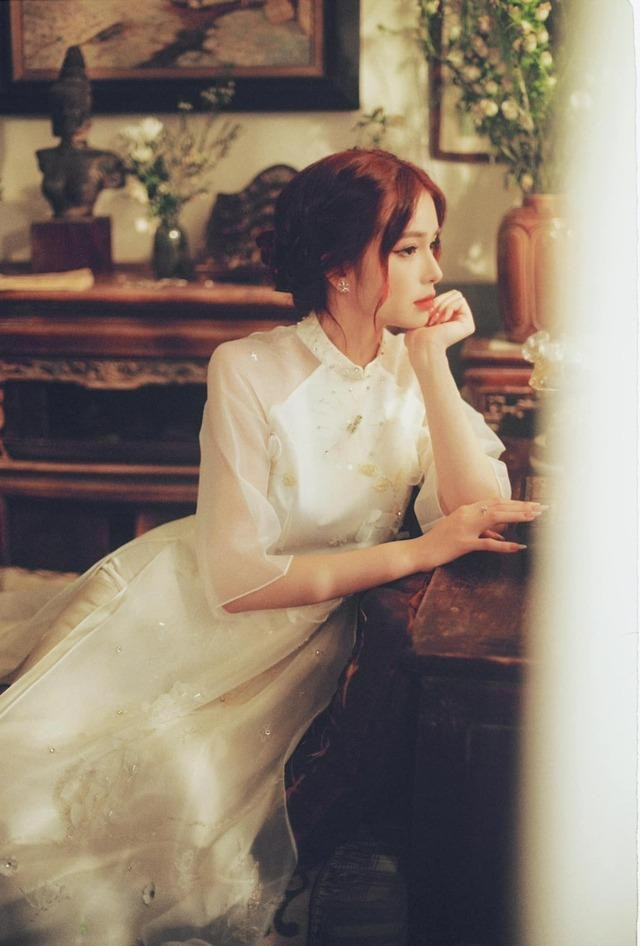 rong trang phục áo dài, Hạ Phương như một nàng thơ.