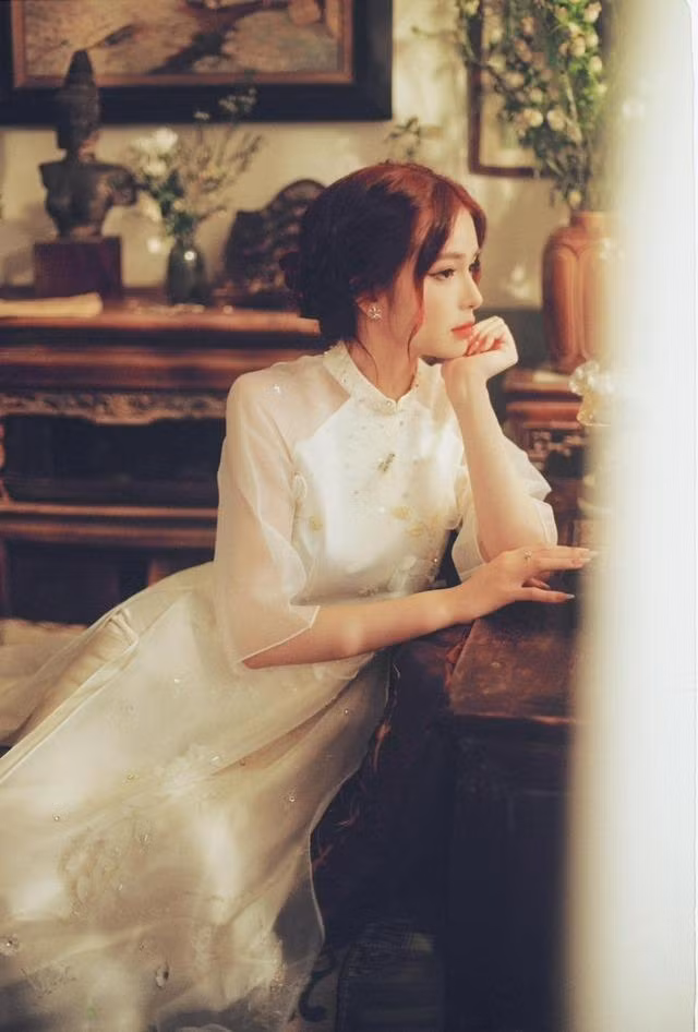 Trong trang phục áo dài, Hạ Phương như một nàng thơ.