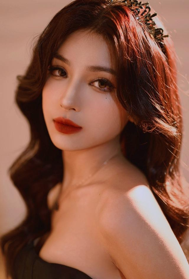 tuổi 23, Hạ Phương mang vẻ đẹp gợi cảm với những đường nét rõ ràng, sắc nét.