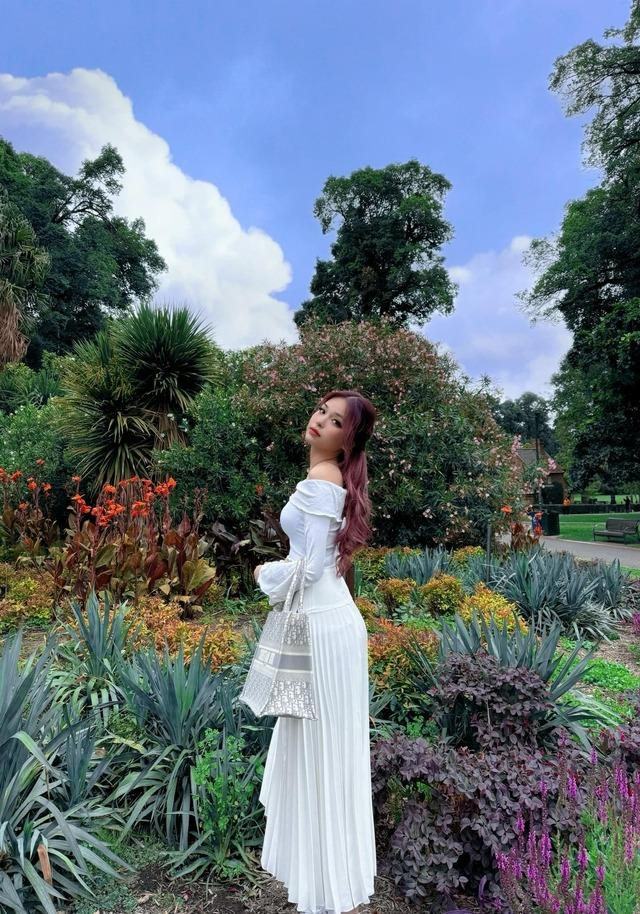 goài đời, Hạ Phương chuộng phong cách thoải mái, nhẹ nhàng.