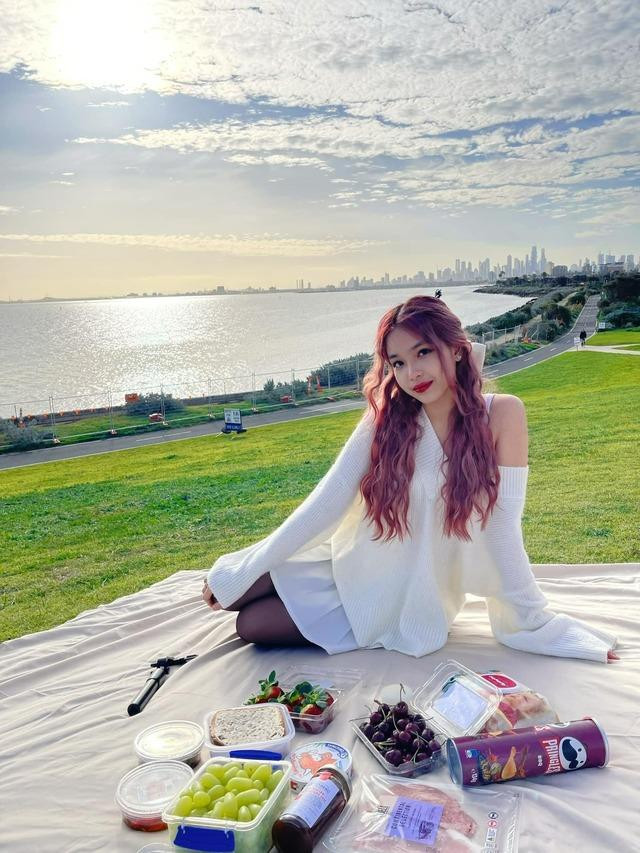 hậm chí, có cả lời mời cô tham gia các cuộc thi nhưng Hạ Phương luôn biết mình cần gì nên không xao nhãng với những gì nằm ngoài mục tiêu sống của cô.