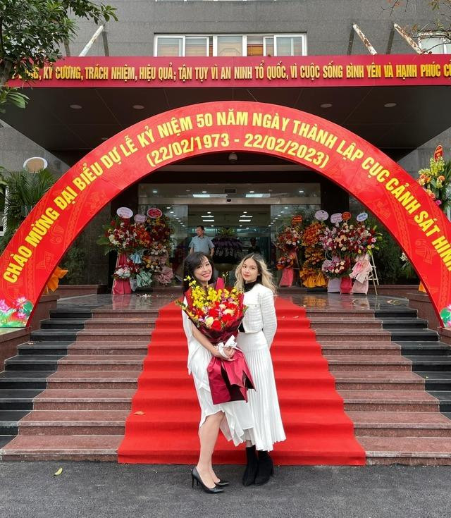 Về ca sĩ/nghệ sĩ piano Thùy Dung, chị có xuất phát điểm là nghệ sĩ piano. Năm 1990, chị đoạt giải Ba cuộc thi piano chuyên nghiệp toàn quốc. Năm 1991, ở tuổi 18, trong một lần tình cờ tham gia cuộc thi Đơn ca nhạc nhẹ toàn quốc, chị đoạt giải Nhì cùng Ngọc Sơn và Y Moan (Thanh Lam đoạt giải Đặc biệt, Hồng Nhung và Mỹ Hạnh đoạt giải Nhất). Từ đó, Thùy Dung bắt đầu sự nghiệp ca hát chuyên nghiệp.