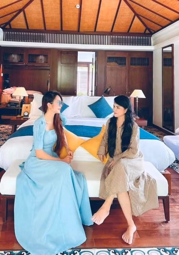 Thậm chí, khi đứng chung khung hình với con gái, mẹ của Minh Hà trông không khác gì chị gái của con mình. Không chỉ có gương mặt đẹp và trẻ trung, mẹ vợ Lý Hải còn mang đến cho người đối diện cảm giác ấm áp, dễ gần nhờ tính cách hiền lành, phúc hậu. Chính bản thân Minh Hà cũng từng tỏ ra "hờn dỗi" khi đăng tải loạt ảnh chụp cùng mẹ: "Có bạn nói nhìn xa tưởng Hà là chị. Trời ơi chỉ vì cái tướng khủng long so với mẹ tui mà tui lỗ vậy sao? Không chịu đâu". Mẹ vợ Lý Hải từng là giáo viên dạy Sử. Sau khi nghỉ hưu, bà nghỉ ngơi và dành phần lớn thời gian bên con cháu.