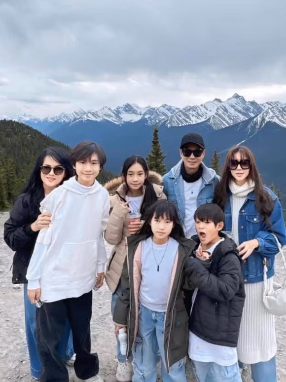 Bà trẻ trung như chị gái của Minh Hà khi đứng chung khung hình.