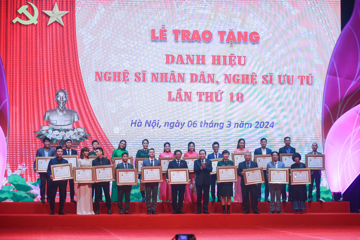 Ngoài ra, 264 Nghệ sĩ Ưu tú cũng được trao danh hiệu trong đợt này.